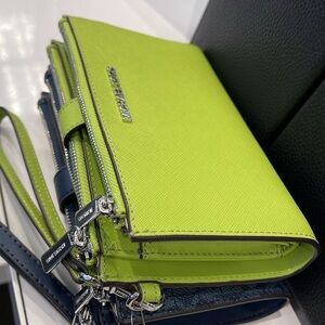 MICHAEL KORS LG DOUBLE ZIP WRISTLET Wallet Phone Case Holder 
Lime
NWT